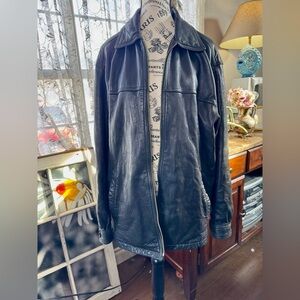 Vintage Black Leather Bomber Jacket with Relaxed Fit